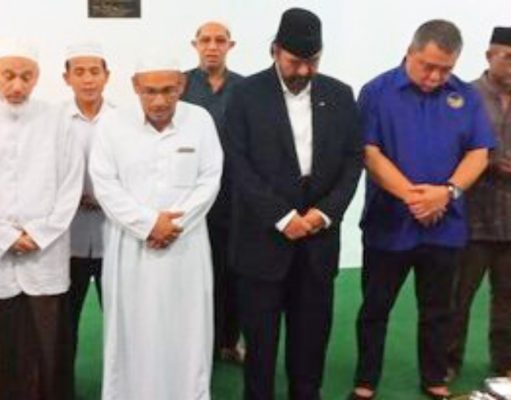 Cucu Pendiri Alkhairaat Dampingi Surya Paloh Ziarah ke Makam Guru Tua