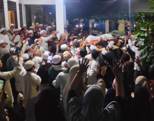 Isak Tangis Ribuan Pelayat Sambut Jenazah Habib Hasan Alhabsyi