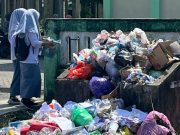 Sepekan Tak Terangkut, Tumpukan Sampah di Depan Sekolah Alkhairaat Labuha Dikeluhkan Warga