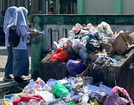 Sepekan Tak Terangkut, Tumpukan Sampah di Depan Sekolah Alkhairaat Labuha Dikeluhkan Warga