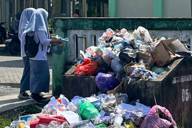 Sepekan Tak Terangkut, Tumpukan Sampah di Depan Sekolah Alkhairaat Labuha Dikeluhkan Warga